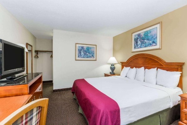 Days Inn by Wyndham Des Moines-West Clive image 11