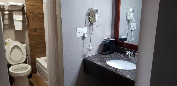 Days Inn by Wyndham Des Moines-West Clive image 23