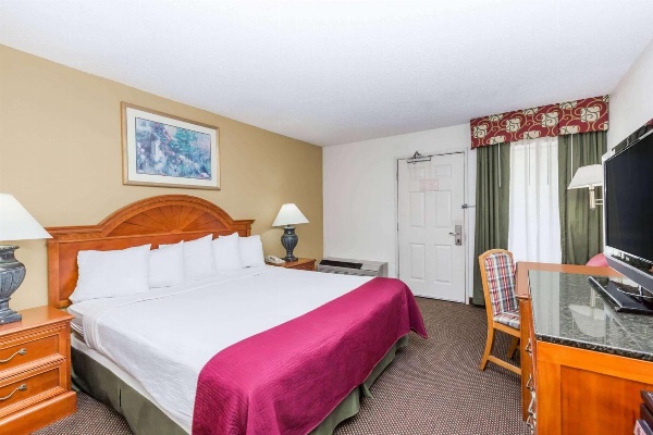 Days Inn by Wyndham Des Moines-West Clive image 5