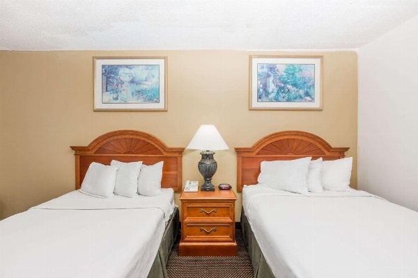 Days Inn by Wyndham Des Moines-West Clive image 6